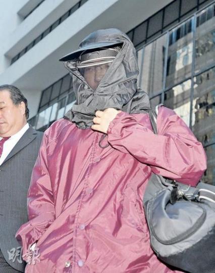 與13歲女學生相戀並發生親密行為的蔣嘉燕，被控4項非禮罪，她每次出庭均將自己「包到實」以免樣貌曝光。（朱永倫攝）