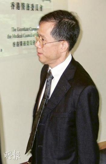 兒科專科醫生楊誠涉嫌於未有足夠診斷下，向38歲男病人A先生處方薄血丸，昨日出席醫務聆訊。（林景輝攝）