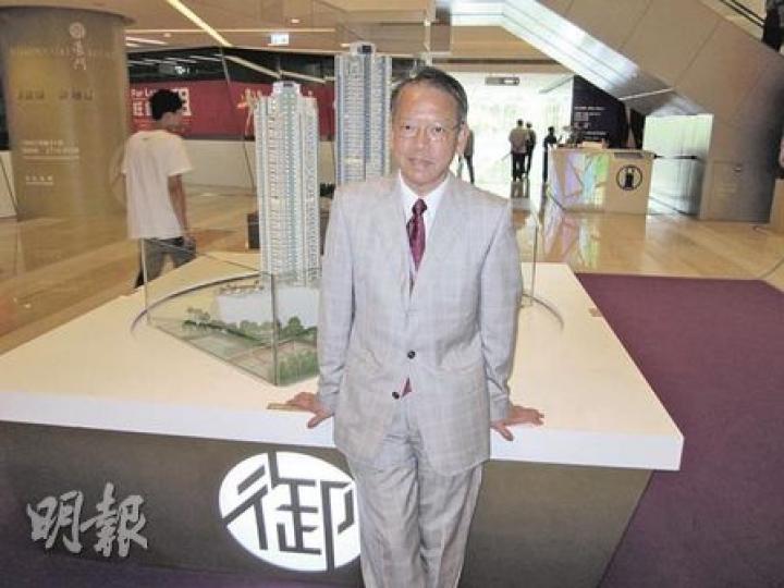 華懋吳崇武稱，御豪門樓盤模型和基本資料，現已放在荃灣如心廣場商場內，供市民閱覽。（林可為攝）
