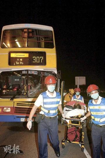 觀塘繞道3車相撞意外中,共有11人受傷,部分傷者要由擔架牀擔走送院治理。(衛永康攝) 觀塘繞道3車相撞意外中,共有11人受傷,部分傷者要由擔架牀擔走送院治理。(衛永康攝)