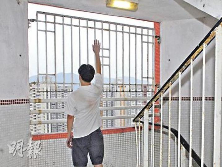 天平邨內較早落成的天怡、天祥、天賀樓,其梯間欄河已被「封死」。圖為天賀樓梯間。(林錫禮攝)天平邨內4幢較新的大廈,梯間欄河未有「封死」,尋死者可輕易攀越。圖為天喜樓梯間。(林錫禮攝) 天平邨內較早落成的天怡、天祥、天賀樓,其梯間欄河已被「封死」。圖為天賀樓梯間。(林錫禮攝)天平邨內4幢較新的大廈,梯間欄河未有「封死」,尋死者可輕易攀越。圖為天喜樓梯間。(林錫禮攝)