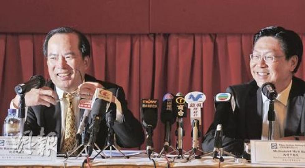 中策主席馬時亨(右)和行政總裁柯清輝(左)昨午突然召開記者會,多次表示對中策併購南山被否決,感到「極之失望」。(劉焌陶攝) 中策主席馬時亨(右)和行政總裁柯清輝(左)昨午突然召開記者會,多次表示對中策併購南山被否決,感到「極之失望」。(劉焌陶攝)