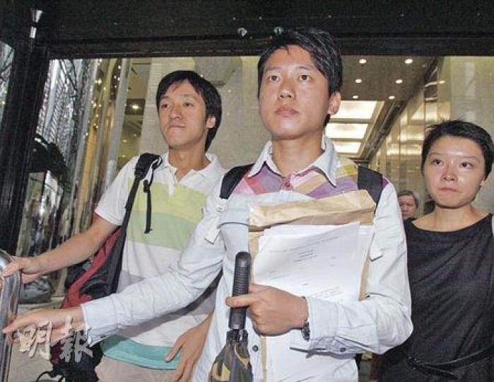 申索人黃永傑(中)昨指八達通有限公司申請將案件轉到更高法院,只是想藉此擊退爭取消費權益的小市民。(李紹昌攝) 申索人黃永傑(中)昨指八達通有限公司申請將案件轉到更高法院,只是想藉此擊退爭取消費權益的小市民。(李紹昌攝)