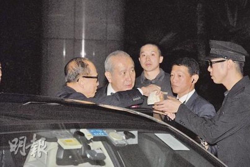 長實主席李嘉誠(左一)昨日前往李國寶(左二)二子李民斌的喜宴,李嘉誠甫下車便給酒店服務員1000元大鈔作小費。(孫華中攝)恒地主席李兆基(中)到場祝賀一對新人。(孫華中攝)新世界發展主席鄭裕彤(中)亦出席婚宴,祝賀一對新人。(孫華中攝) 長實主席李嘉誠(左一)昨日前往李國寶(左二)二子李民斌的喜宴,李嘉誠甫下車便給酒店服務員1000元大鈔作小費。(孫華中攝)恒地主席李兆基(中)到場祝賀一對新人。(孫華中攝)新世界發展主席鄭裕彤(中)亦出席婚宴,祝賀一對新人。(孫華中攝)