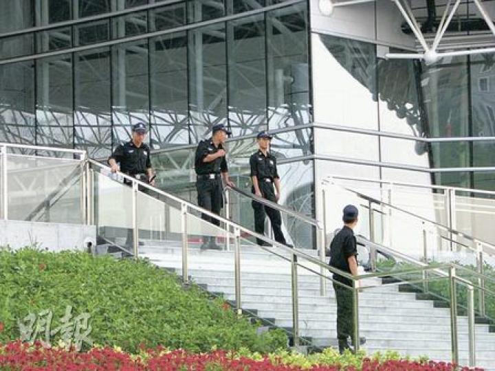 大批公安和保安員昨日在位於西麗的深圳大學城體育館周圍戒備，慶典大會預計將於此處舉行。（明報記者攝）深圳大學城體育館外貌。（明報記者攝）