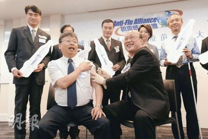 「抗流感大聯盟」成立典禮上，發言人兒科專科醫生趙長成（前右），率先為病人互助組織聯盟副主席張德喜（前左）注射流感疫苗。（葉漢華攝）