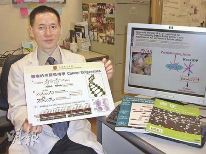 中大腫瘤學系教授陶謙，相信治療癌症必須從病理着手，破解「腫瘤的表觀遺傳學」之謎，今年獲中大頒發青年學者研究成就獎。（曾愛盈攝）