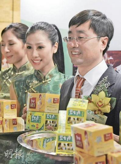 保健茶生產商碧生源昨開推介會,產品大受與會投資者歡迎,圖右為公司創始人趙一弘。(葉漢華攝) 保健茶生產商碧生源昨開推介會,產品大受與會投資者歡迎,圖右為公司創始人趙一弘。(葉漢華攝)