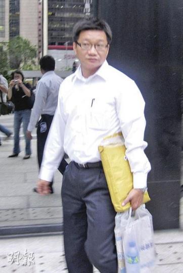 被指受賄、現正停職的警長潘國球,被捕後曾向廉署人員否認識「崩嘴崩」。(黃景怡攝) 被指受賄、現正停職的警長潘國球,被捕後曾向廉署人員否認識「崩嘴崩」。(黃景怡攝)