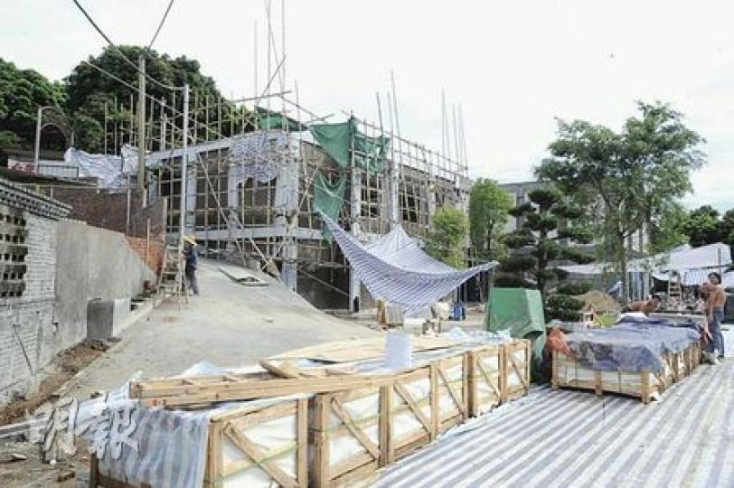 位於元朗新圍村的私營骨灰龕「明月山」,興建工程仍在進行中,龕場將於明日舉行佛像開光儀式。(尹錦恩攝)元朗新圍村一帶被發展商購入,改建為可安放6.9萬個骨灰龕位的大型主題式龕場,但村內個別村屋已被劃入二級和三級歷史建築物。(尹錦恩攝) 位於元朗新圍村的私營骨灰龕「明月山」,興建工程仍在進行中,龕場將於明日舉行佛像開光儀式。(尹錦恩攝)元朗新圍村一帶被發展商購入,改建為可安放6.9萬個骨灰龕位的大型主題式龕場,但村內個別村屋已被劃入二級和三級歷史建築物。(尹錦恩攝)