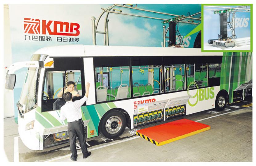 九巴引入全港首部超級電容巴士gBus,展開為期半年測試,在荔枝角車廠設立充電站,巴士停在充電架下,車長按掣把車頂的「集電弓」升起(小圖),便可即時充電。(尹錦恩攝) 九巴引入全港首部超級電容巴士gBus,展開為期半年測試,在荔枝角車廠設立充電站,巴士停在充電架下,車長按掣把車頂的「集電弓」升起(小圖),便可即時充電。(尹錦恩攝)