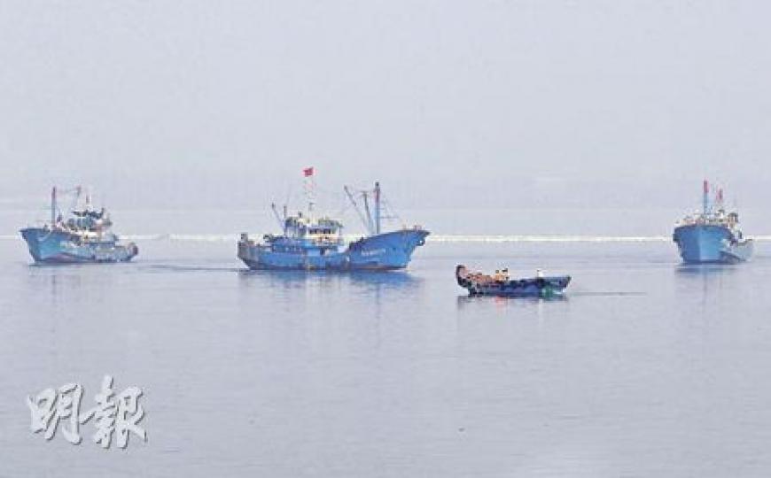 在釣魚島水域與日本巡邏船碰撞的漁船「閩晉漁5179」（上圖中）在兩艘漁船陪伴下，昨日早上約8時半返抵晉江深滬碼頭，船頭右側有一破洞（下圖）。（明報記者攝）