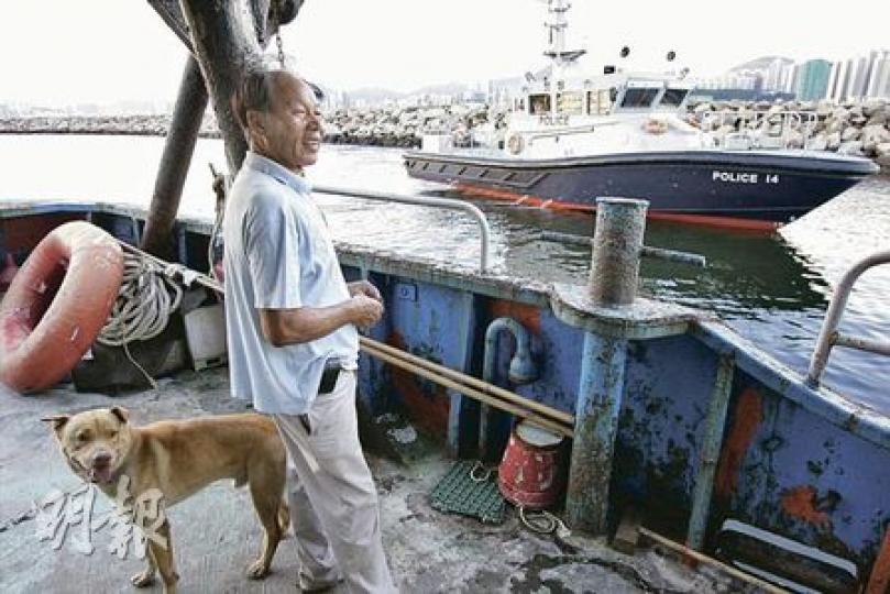 負責看管「釣魚台二號」的船家布官娣表示，近日先後有水警及海事處人員到來，查問他們出海前往釣魚島的確實時間。記者昨日採訪期間，剛巧有一水警輪在附近巡邏。（郭慶輝攝）「釣魚台二號」（圖中）停泊在筲箕灣避風塘已有3年，由船家24小時看管，「隨時候命」前赴釣魚島宣示主權。（郭慶輝攝）