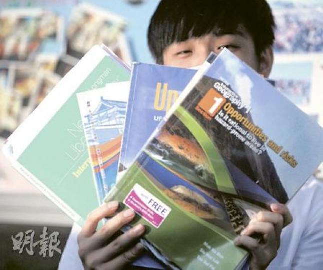 就讀新高中二年級的曾同學表示，新學制下沒舊書可買，書費負擔增加，單是必修的英文、數學及通識，書費已逾1000元，部分科目書本數量更超過3本。（劉焌陶攝）