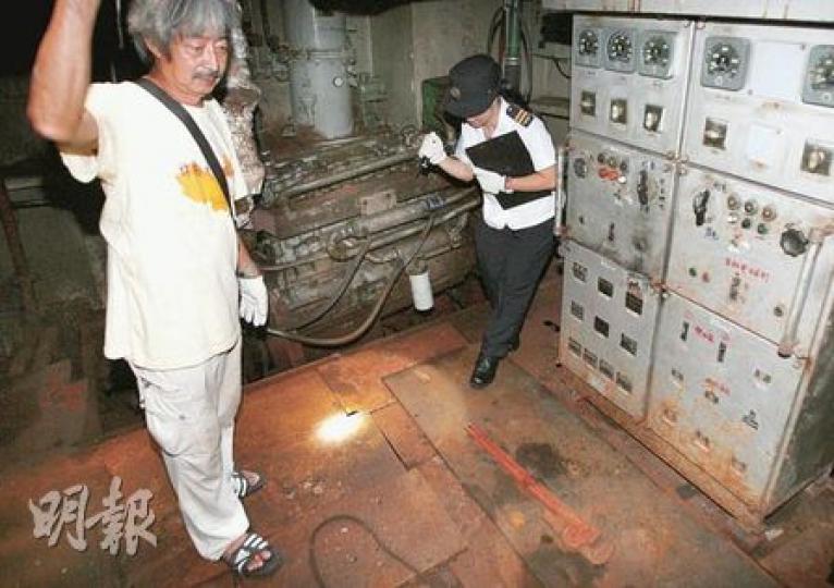 「釣魚台二號」船主羅就（左）陪同食環署東區防治蟲鼠組衛生督察陳潔雯（右）及兩名職員，戴上手套，扶着已生鏽的扶手走到艙底的機房追查鼠蹤，由於機房黑漆漆一片，職員需以電筒照明，最後亦未有發現。（林振東攝）食環署認為毋須再登船巡查，並贈送兩大兩小鼠籠予「釣魚台二號」船主羅就（右），供他自行滅鼠。圖左為保釣行動委員會委員曾健成，中為食環署東區防治蟲鼠組衛生督察陳潔雯。（林振東攝）