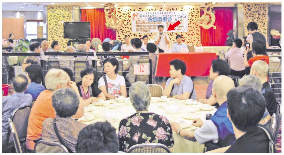 葵涌居民協會上周四舉行公屋座談會約兩小時，發言者主要是房委會資助房屋小組委員文裕明（箭嘴示），他說了20分鐘公屋政策後，大會即上菜和抽獎。文裕明身旁為區議員民建聯潘志成（右一）、梁偉文（左一）及葵涌居民協會主席呂學能（左二）。（明報記者攝）公屋座談會內有抽獎環節，每名出席者亦有一份紀念品。圖為葵涌居民協會主席呂學能（左）向出席者派發紀念品。（明報記者攝）