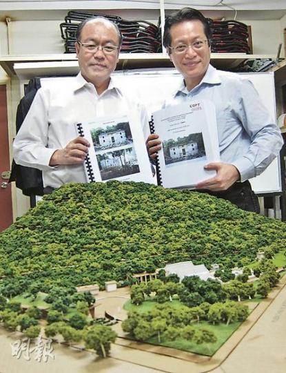 民協申請活化王屋失敗，作為顧問的港大建築學院助理教授李浩然（右）建議，政府下次推出有關計劃時，應先作諮詢，讓招標者知道市民取向。圖左為提出申請的民協主席馮檢基。 （勞雅文攝）