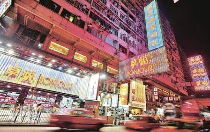 地球之友上月收到兩宗內地遊客投訴，指平安大廈外牆化妝品店大型招牌太光，影響逛街心情。（朱永倫攝）