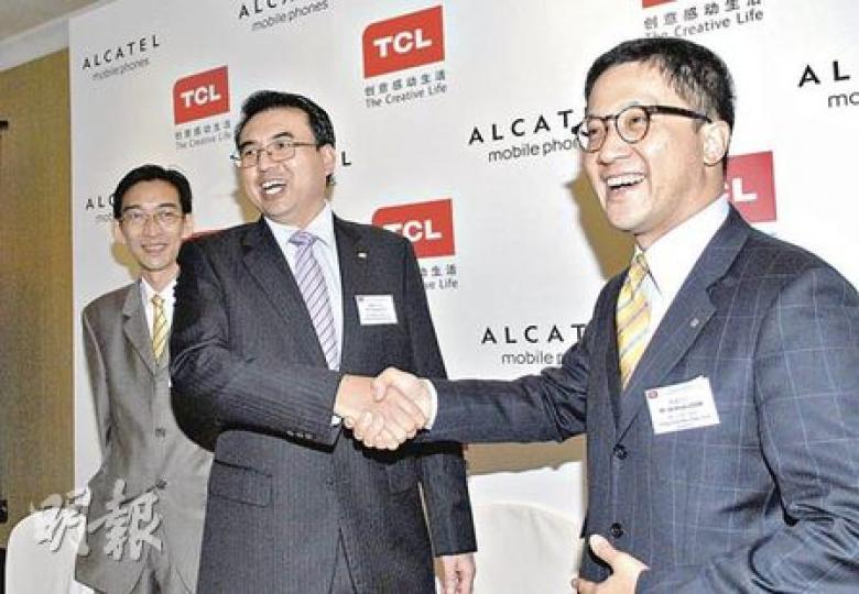TCL通訊首席執行官郭愛平（中）表示，與新任獨立非執董陸東（右）見過兩次面後，有感對方金融知識豐碩，所以在大約1個月前，邀請他加入董事會。（陳淑安攝）