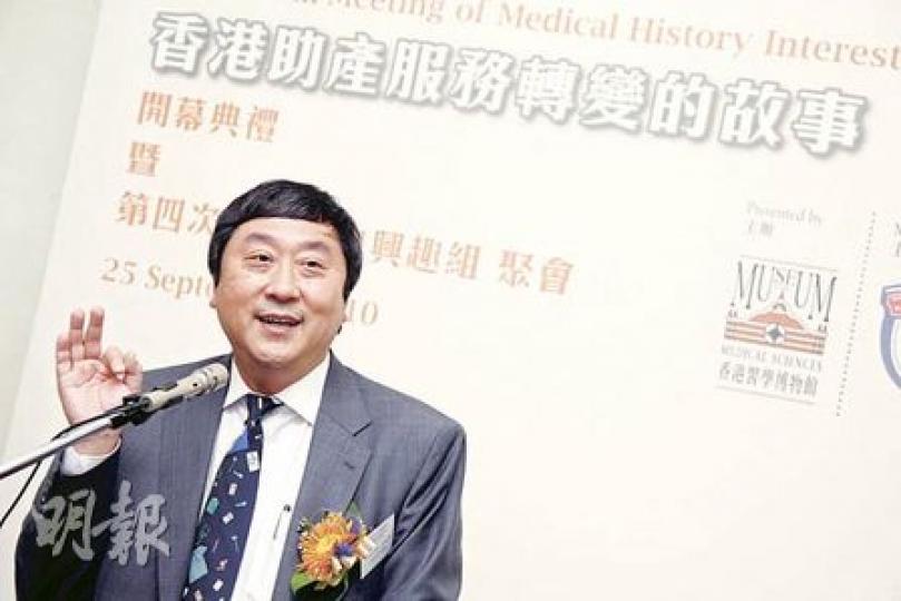 中文大學校長沈祖堯出席「香港助產服務轉變的故事」展覽開幕禮，他在會上表示，實習期間曾為孕婦接生，教導他最多的正是助產士。（陳智良攝）