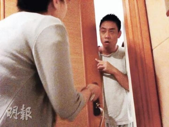 開門嘅係羅兆華，佢身穿平民街坊裝，堅稱神童輝唔喺上址居住。（明報記者攝）