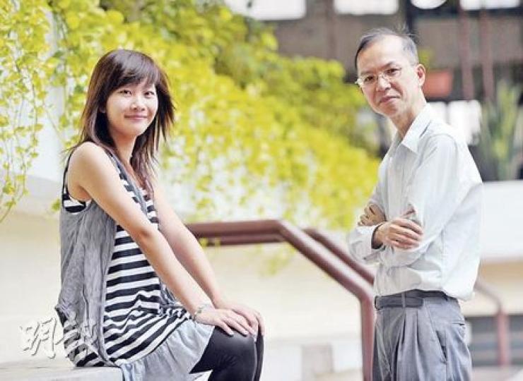莫穎宜(左)於09年會考成績只有3分,本學年報讀夜校準備明年的「終極」會考,期望全科及格,對自己有交代。港專成人教育中心統籌主任李志忠(右)指出,學校將編撰教材及網上學習支援,助學生完成會考理想。(朱永倫攝) 莫穎宜(左)於09年會考成績只有3分,本學年報讀夜校準備明年的「終極」會考,期望全科及格,對自己有交代。港專成人教育中心統籌主任李志忠(右)指出,學校將編撰教材及網上學習支援,助學生完成會考理想。(朱永倫攝)