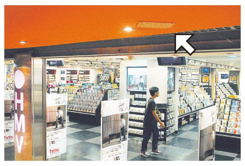 開槍案現場天花板昨以木板遮蓋彈孔(箭咀示),附近店舖照常營業。(林錫禮攝)探員昨凌晨將涉案的雷明登霰彈槍檢走調查。(樊銳昌攝) 開槍案現場天花板昨以木板遮蓋彈孔(箭咀示),附近店舖照常營業。(林錫禮攝)探員昨凌晨將涉案的雷明登霰彈槍檢走調查。(樊銳昌攝)