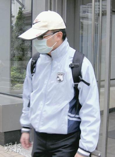 被指多次潛入女鄰居家的男子,昨獲准簽保守行為,離庭時急步走上由親友為他準備好的計程車。(梁珮珊攝) 被指多次潛入女鄰居家的男子,昨獲准簽保守行為,離庭時急步走上由親友為他準備好的計程車。(梁珮珊攝)