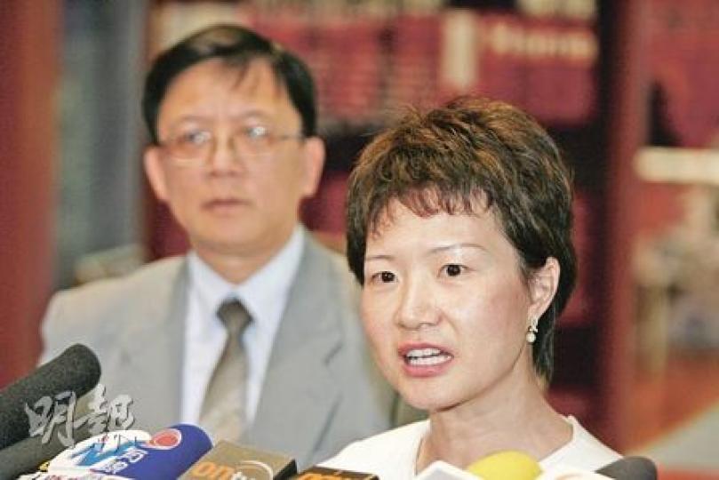 大埔學校自願驗毒計畫將延續實行一年,禁毒專員黃碧兒(右)表示,政府仍在審慎考慮把校園驗毒計劃擴展至其他學校,但會研究增加學校的靈活性,以及容許學校與非政府機構合作上有更大自由度。(郭慶輝攝) 大埔學校自願驗毒計畫將延續實行一年,禁毒專員黃碧兒(右)表示,政府仍在審慎考慮把校園驗毒計劃擴展至其他學校,但會研究增加學校的靈活性,以及容許學校與非政府機構合作上有更大自由度。(郭慶輝攝)