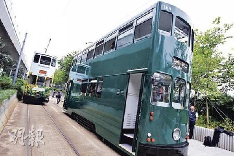 電車公司去年做意見調查,顯示市民均希望電車能保持原有特色,故新車廂(前)的外貌與舊有的(後)分別不大。(李紹昌攝)新設計的電車將加入報站系統及LED顯示屏,唯獨司機旁那個紅色投幣箱依舊不變。(李紹昌攝)電車公司高級工程經理陳是耀(圖)說,新車廂下層將舊有靠兩旁的長椅,換成橫排獨立座椅,並加設扶手,方便乘客出入。(李紹昌攝) 電車公司去年做意見調查,顯示市民均希望電車能保持原有特色,故新車廂(前)的外貌與舊有的(後)分別不大。(李紹昌攝)新設計的電車將加入報站系統及LED顯示屏,唯獨司機旁那個紅色投幣箱依舊不變。(李紹昌攝)電車公司高級工程經理陳是耀(圖)說,新車廂下層將舊有靠兩旁的長椅,換成橫排獨立座椅,並加設扶手,方便乘客出入。(李紹昌攝)
