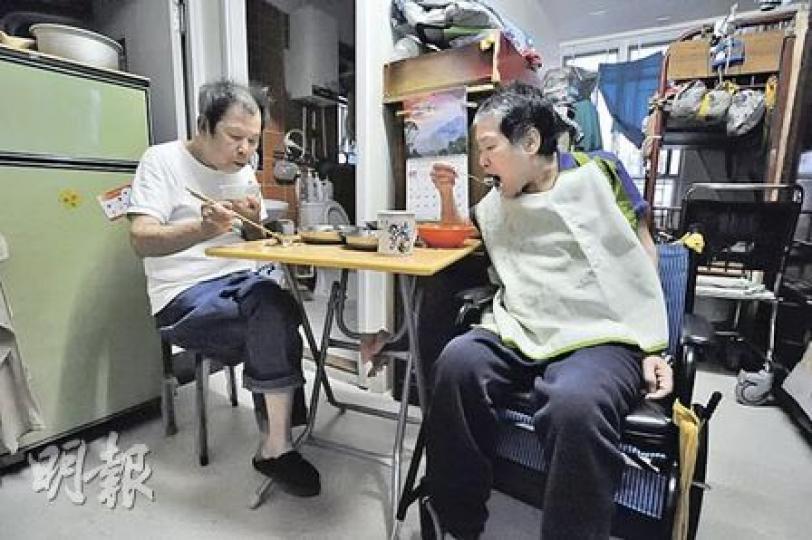 85歲的吳兆榮(左)有心臟病,其太太(右)去年中風後在家休養,極需上門的物理治療服務,但輪候9個月至今仍未有消息。(葉漢華攝) 85歲的吳兆榮(左)有心臟病,其太太(右)去年中風後在家休養,極需上門的物理治療服務,但輪候9個月至今仍未有消息。(葉漢華攝)