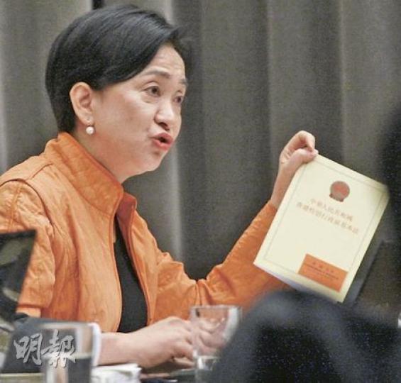 民主黨劉慧卿批評政府是要挑戰《基本法》賦予立法會的憲制權力，表明若政府要挑戰，立法會亦一定會迎戰，絕不退讓。（李紹昌攝）在立法會是否有權廢除將郊野公園範圍擴建成堆填區指令的問題上，政府與立法會各執一詞，環境局長邱騰華（左）昨日出席會議時強調，政府只是根據法例做事，日後仍需取得立法會支持，才能取得撥款為堆填區擴建，右為律政司副法律政策專員歐禮義。（李紹昌攝）