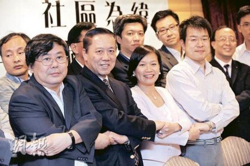為了增強選舉實力，立法會議員梁美芬（前右二）和何鍾泰（前左二）分別安排所屬組織西九新動力和工程界社促會的成員，互相參加對方組織。前左一為被視為何鍾泰的「接班人」的工程界社促會高級副主席嚴建平。（何家達攝）
