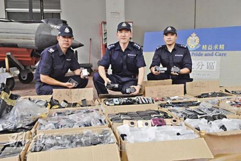 水警北分區助理指揮官梁宗定（中）表示，改裝船作走私的現象十分罕見，今次全靠線報才得以檢獲走私電子用品。（屈俊樂攝）