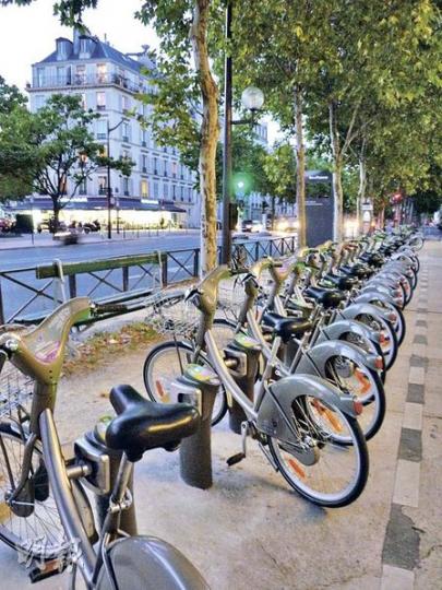 巴黎街頭隨處可見Vélib'自助單車租借站，民眾隨時可以租用單車穿梭市內。（林康琪攝）巴黎市現時有700公里單車徑，當中包括景色怡人的塞納河畔，方便遊人踏單車遊覽花都。（林康琪攝）