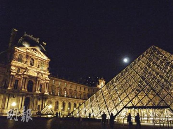 入夜後的羅浮宮在燈光襯托下顯得分外有氣派，但巴黎市的照明系統亦成為碳排放一大來源。（林康琪攝）