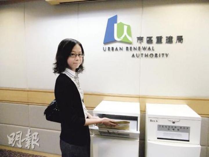 巿建局旗下大角嘴福全街、杉樹街之間的「蚊型」重建項目,獲15份意向書,圖為金朝陽代表昨下午約四時許到場將意向書投入收集箱。(鄧雅各攝) 巿建局旗下大角嘴福全街、杉樹街之間的「蚊型」重建項目,獲15份意向書,圖為金朝陽代表昨下午約四時許到場將意向書投入收集箱。(鄧雅各攝)