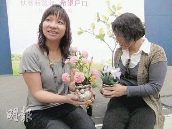 Cindy（左）參加希望戶口計劃後，在花市賺到「第一桶金」——數百元利潤，令她往後對做小生意脫貧雄心勃勃。（黃雄攝）
