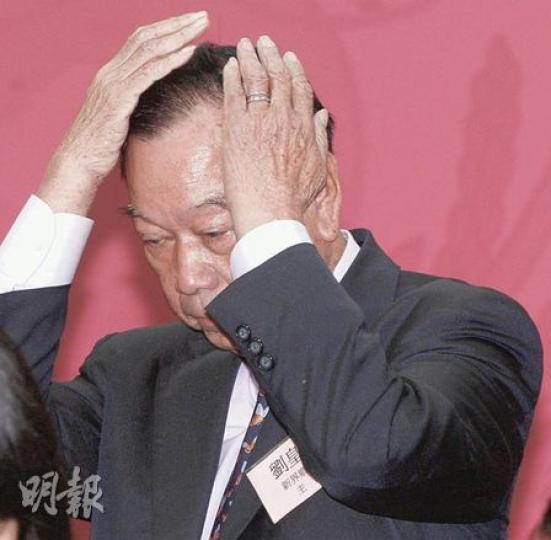 行政會議成員劉皇發昨日出席公開活動時，被大批記者追問申報及成立信託基金的問題，其後他表示要返內地休息。（李紹昌攝）