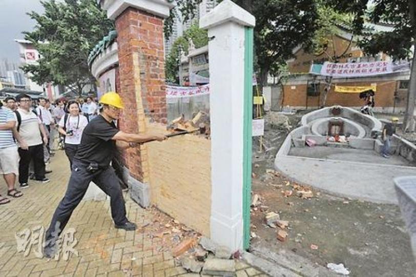 林氏宗親一行約20人昨前往祖墳秋祭，將新加建的牆（圖）打爛，又將封密祖墳附近氣窗的鐵板及大門鐵閘移除，交還予嗇色園。（尹錦恩攝）林道義祖堂司理人林大邦（前右一）認為政府處理祖墳事件推卸責任，又要求嗇色園還原祖墳本來面貌。（尹錦恩攝）