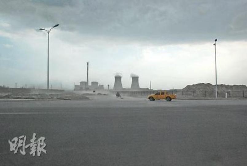 寧夏地區一邊下雨，一邊揚沙，蔚為奇景。（林迎攝）