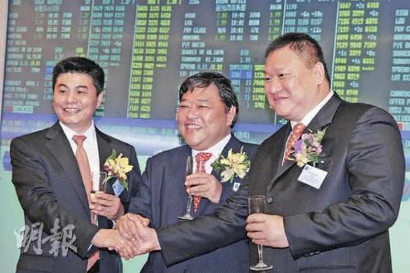 3隻新股齊掛牌榮辱互見，麗悅及永暉均潛水，榮豐則有少許升幅。右起永暉董事長王興春、麗悅主席邱達昌及榮豐董事長殷劍波。（劉焌陶攝）
