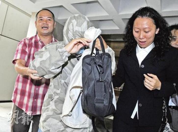 背妻與事主交往的小巴司機陳北勝（掩面者），曾在案發後向警方供稱與事主是「親密朋友」，他昨解釋「親密」是指「拖手」，並非十分親密，又指事主早知他有家室。（劉焌陶攝）