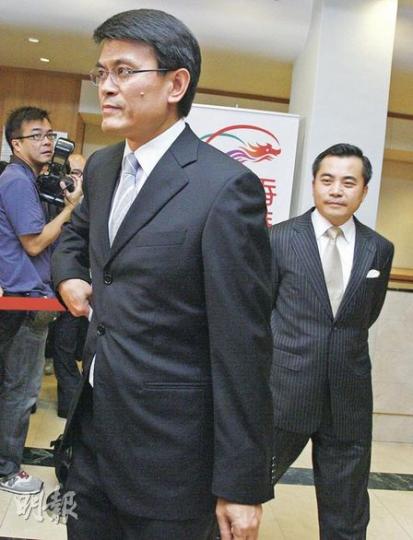 立法會主席曾鈺成裁決後近5小時，環境局長邱騰華（前）及律政司長黃仁龍（後右）公開作出回應，但黃仁龍表示，政府暫未決定是否就廢除擴建堆填區的指令訴諸法庭，需詳細研究曾鈺成裁決。（林振東攝）公民黨陳淑莊獲立法會主席曾鈺成批准，於明日提出廢除特首指令的動議。她表示將盡最後的努力「拉票」，游說功能組別議員投下支持票。（尹錦恩攝）