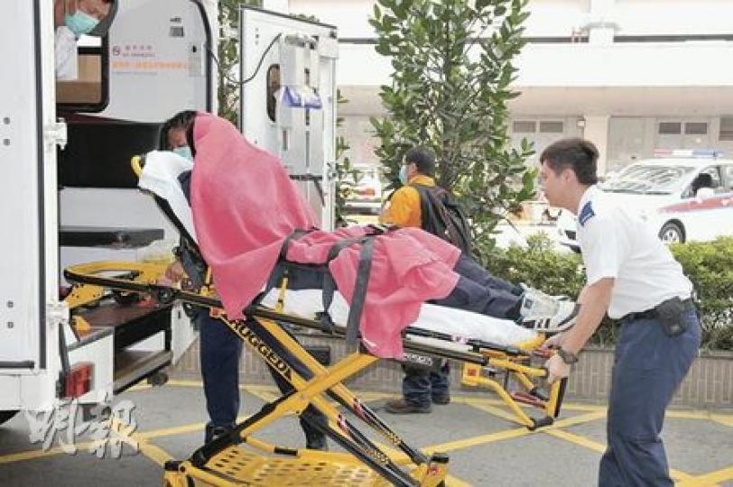 被纜車車卡撞傷的昂坪360維修技工，由救護車送院治理，傷勢無大礙。（馮國良攝）
