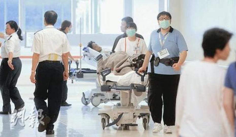 搬遷關係，威院新主樓通道常常有病人被運送往返，偶爾有「塞車塞人」情况。（余俊亮攝）
