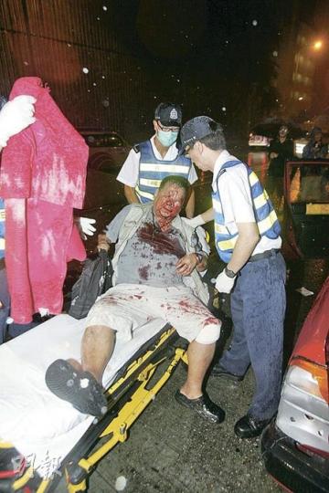 在聖佐治大廈對開公主道天橋撞車之的士司機，疑頭撼軚盤受傷，血流披面。（蔡方山攝）