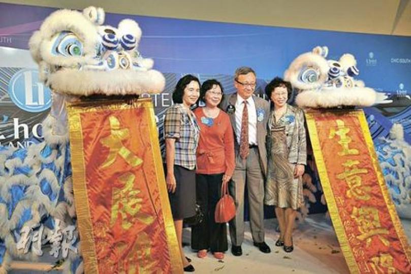 華懋旗下黃竹坑南灣海景酒店正式開幕，龔家昨聚首一堂，展示團結，左起龔仁心妻子劉元春、妹龔因心、龔仁心、另一妹妹龔中心。（葉漢華攝）