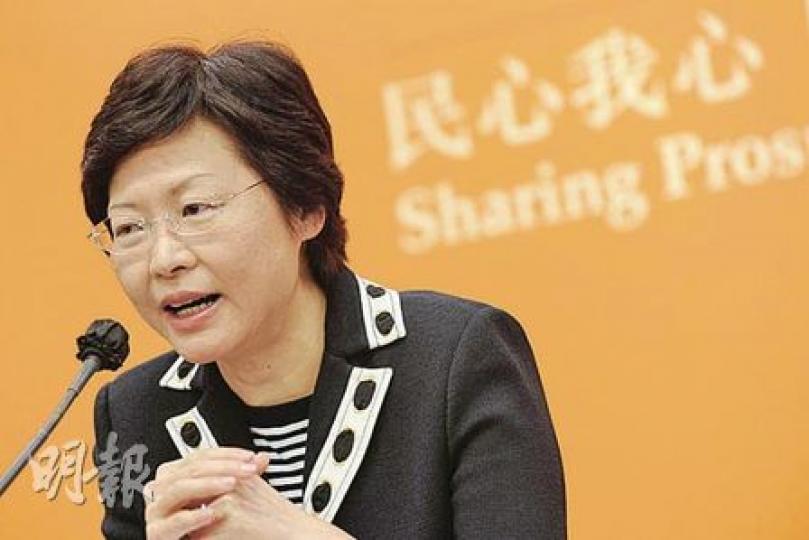 發展局長林鄭月娥強調，政府收緊發水樓的安排，「辣過」專業團體如建築師學會。（余俊亮攝）