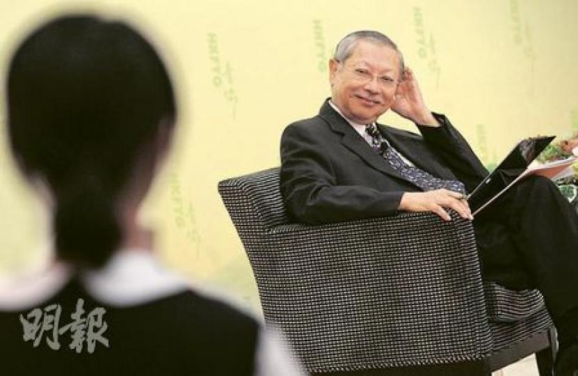 教育局長孫明揚昨與學生會面個半小時,共回答了逾20條問題,包括通識科、國民教育、小班教學等教育議題,面對通識教育應否教授敏感議題,孫明揚回應稱,通識教育不是要把所有難倒政府、難倒大家的題目拿出來討論,同學不應以偏概全。(余俊亮攝) 教育局長孫明揚昨與學生會面個半小時,共回答了逾20條問題,包括通識科、國民教育、小班教學等教育議題,面對通識教育應否教授敏感議題,孫明揚回應稱,通識教育不是要把所有難倒政府、難倒大家的題目拿出來討論,同學不應以偏概全。(余俊亮攝)